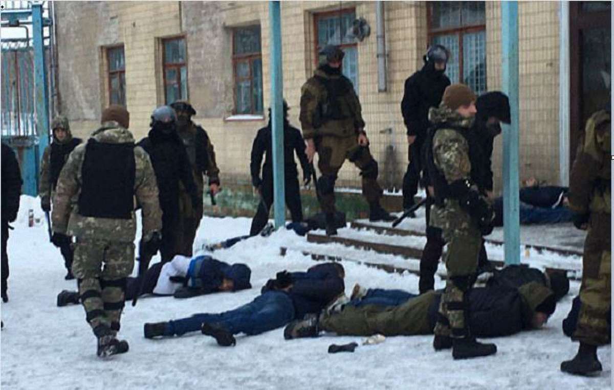 На Вінниччині поліція затримала 20 озброєних чоловіків під час спроби рейдерства