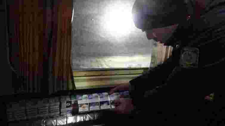 Прикордонники знайшли майже 1,5 тис. пачок сигарет під обшивкою стін поїзда Львів-Вроцлав