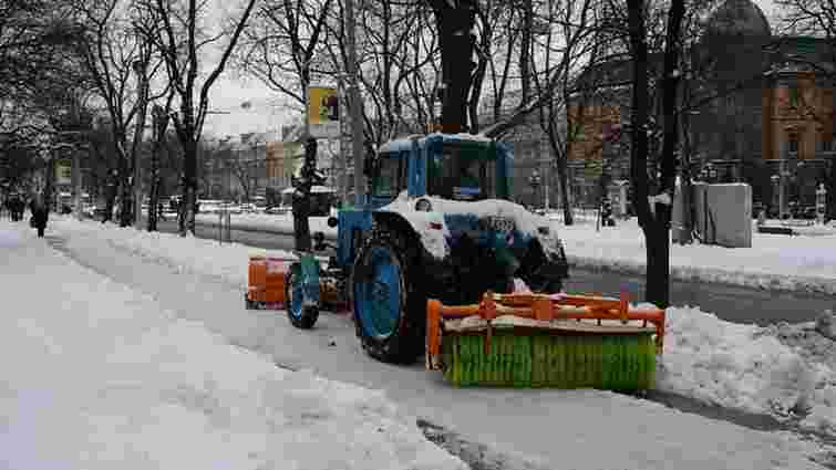 Вранці у Львові працювала 51 машина для прибирання снігу