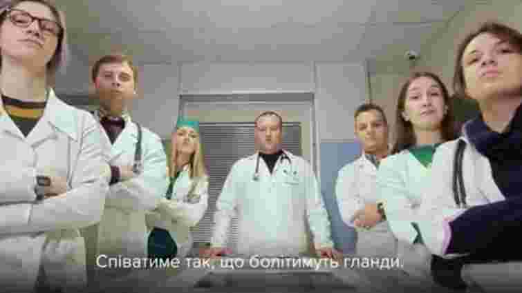 Українські лікарі зачитали реп, аби привернути увагу до проблеми самолікування