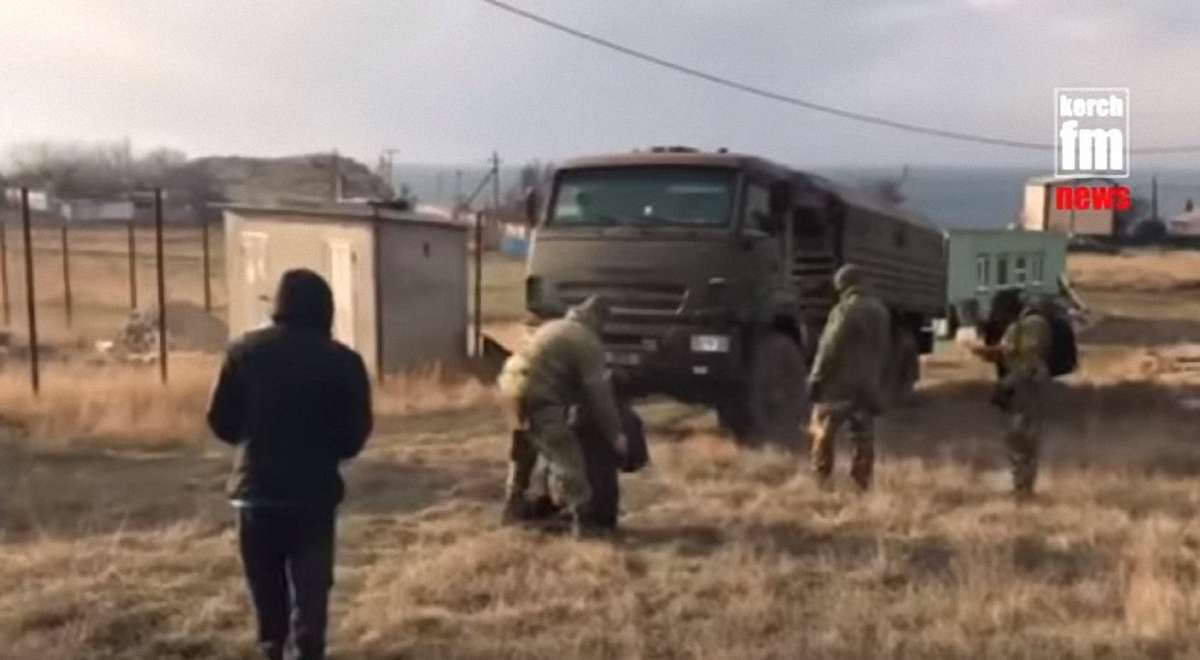 В окупованому Криму люди блокували військові КАМАЗи російських силовиків