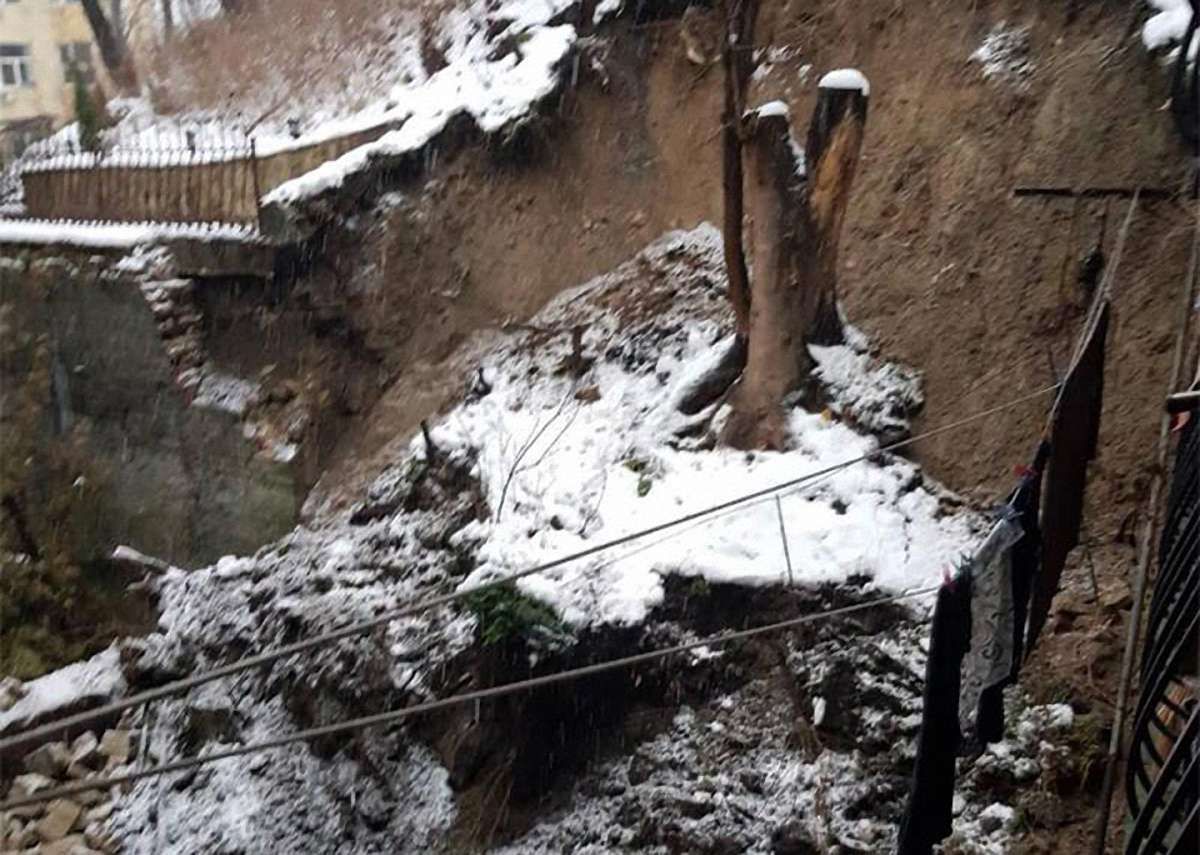 У подвір'ї львівського будинку обвалилася п'ятиметрова стінка