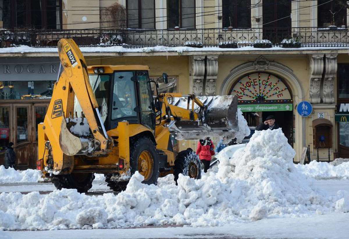 У суботу вранці на вулицях Львова працювала 41 одиниця снігоприбиральної техніки