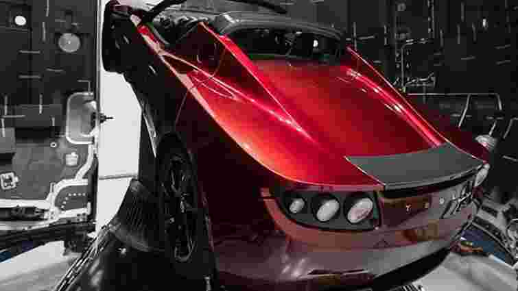 Ілон Маск показав автомобіль Tesla, який полетить на Марс