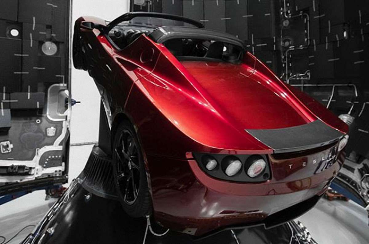 Ілон Маск показав автомобіль Tesla, який полетить на Марс