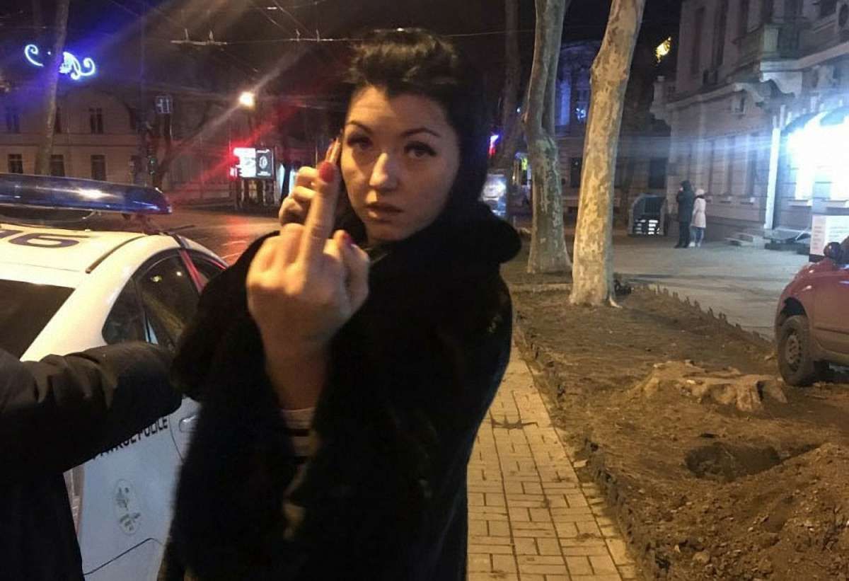 В Одесі п'яна чиновниця мерії їздила з дитиною за кермом і ображала поліцейських