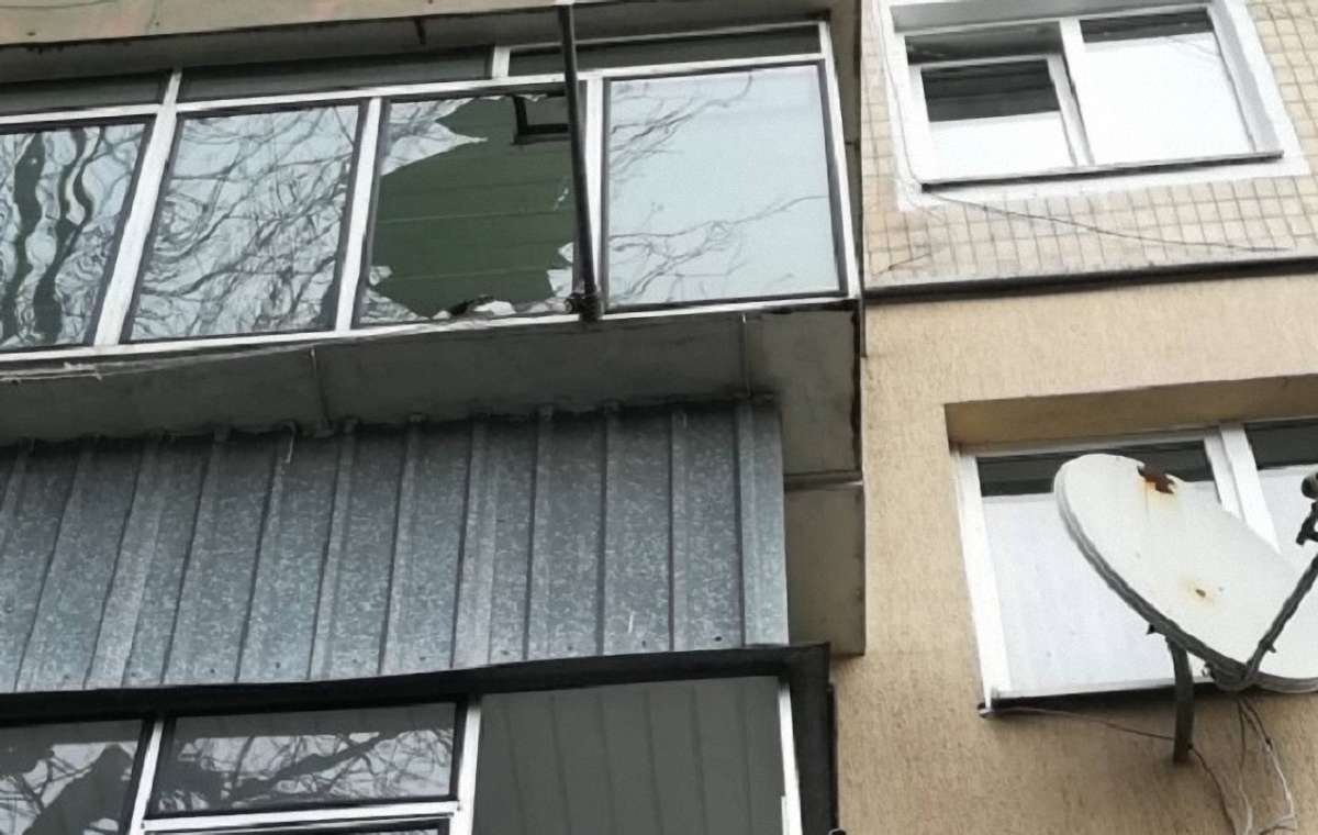 У Залізничному районі Львова дерево розбило вікна у житловому будинку