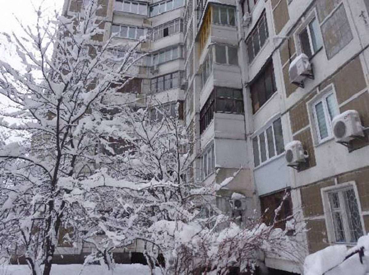 Рятуючись від озброєного ножем сусіда, киянин вистрибнув із сьомого поверху і вижив