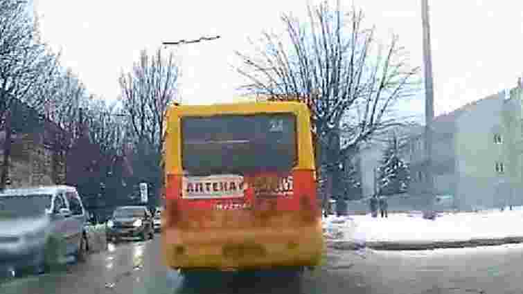 У Львові патрульні зупинили водія маршрутки, що порушив ПДР та не мав водійських прав