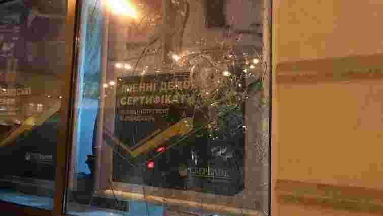 У відділенні російського «Сбербанку» у Львові невідомі розбили вікна та розмалювали фасад