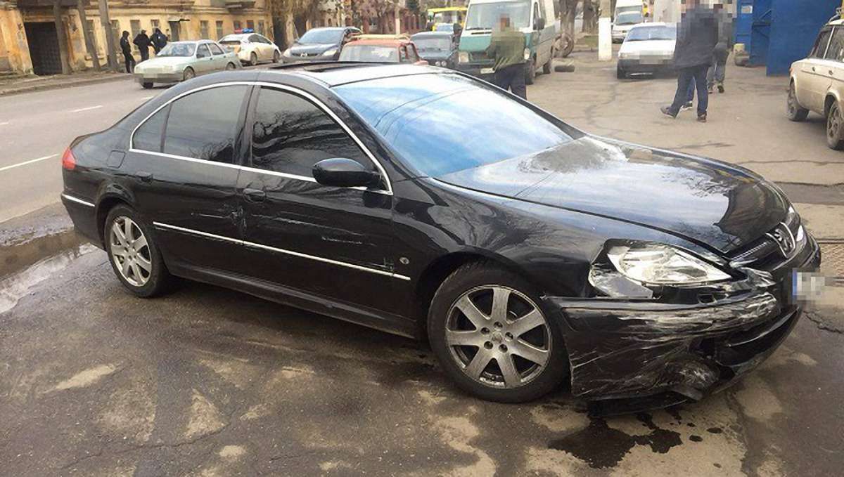 В Одесі п'яний водій намагався заїхати на авто до супермаркету