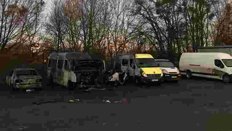 На автостоянці у Львові згоріли два автомобілі та причіп