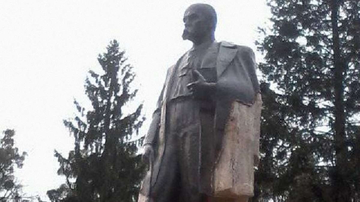 У Стрию крадії металу пошкодили бронзовий пам’ятник Тарасові Шевченку