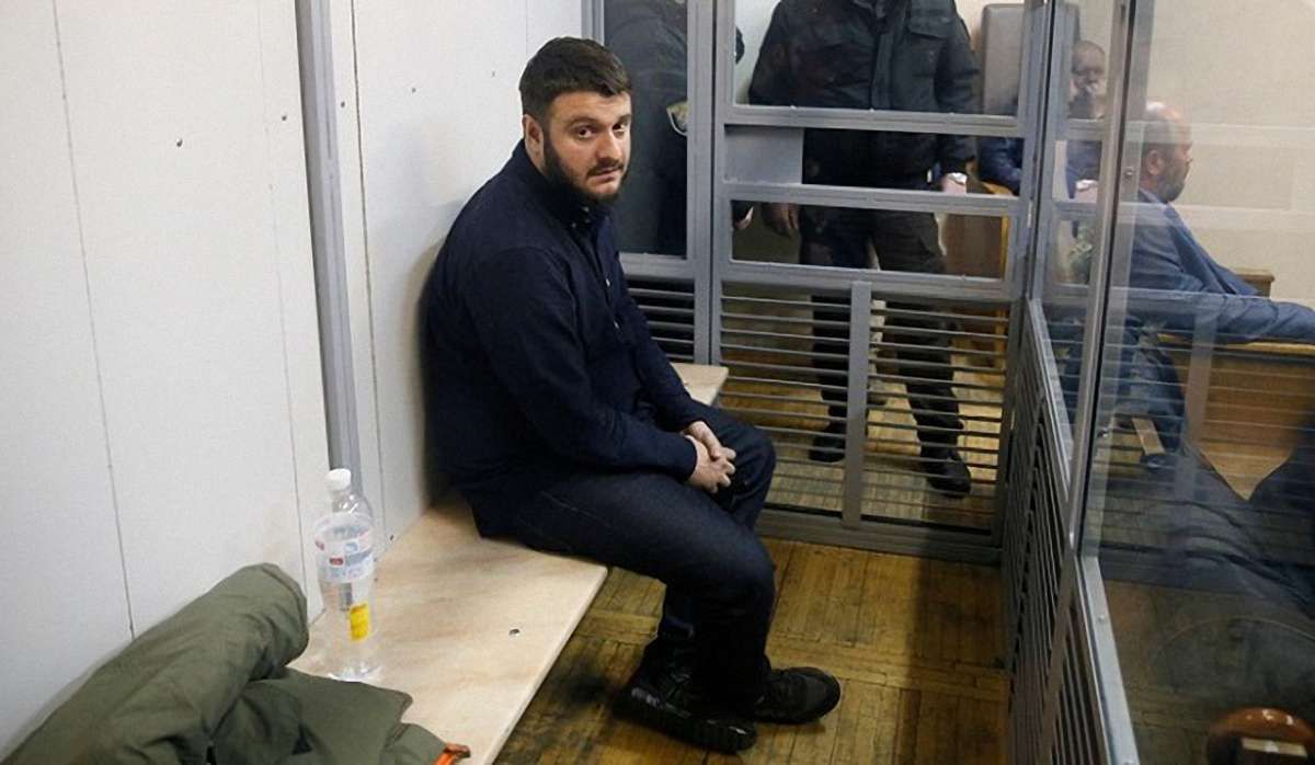 Сину Арсена Авакова повернули паспорти та зняли браслет стеження