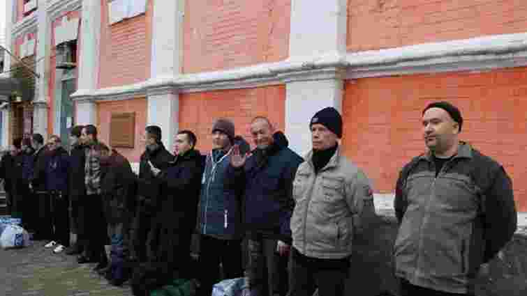 З’явилося відео відправки українських полонених у Луганську на обмін