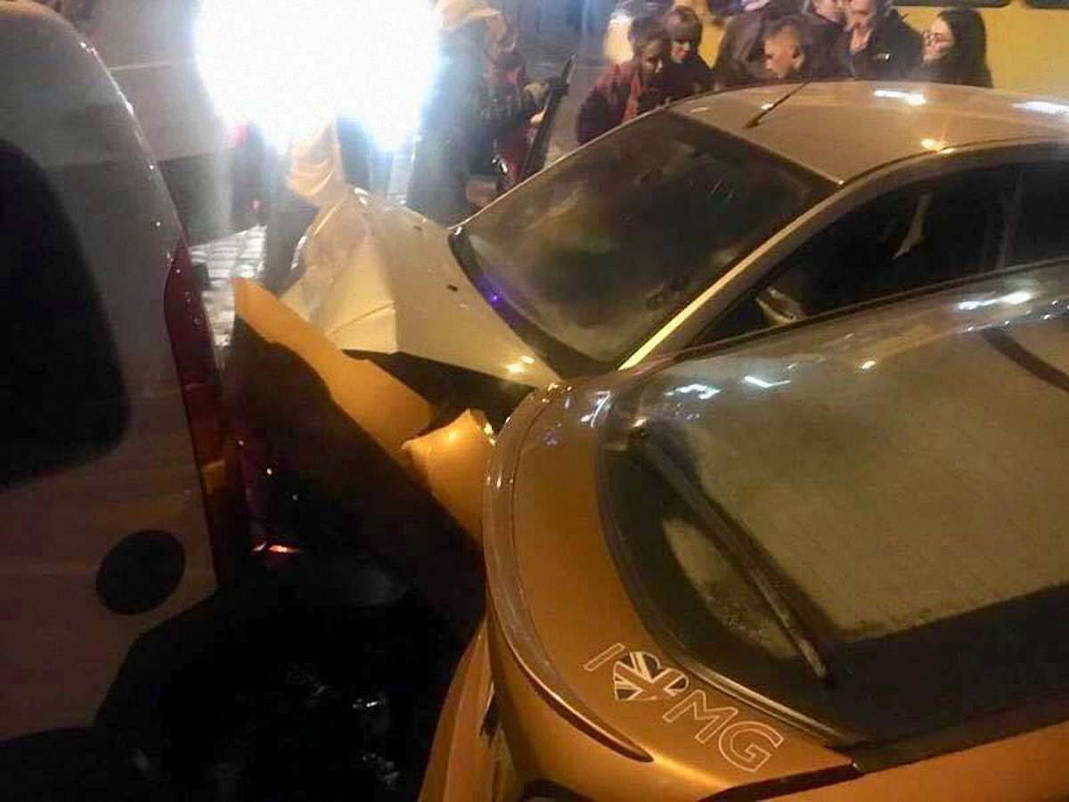 У центрі Львова водійка протаранила припаркований автомобіль