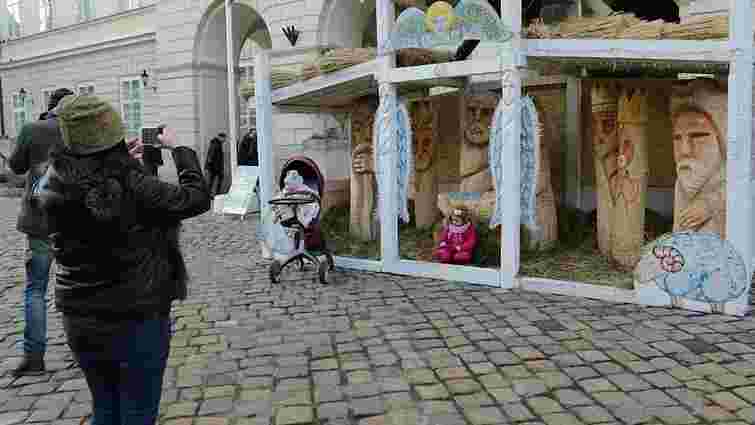 У Львові кошти, які залишають у шопці перед Ратушею, передадуть на святкування для дітей