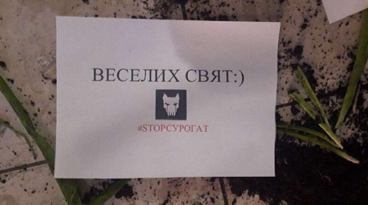 В Івано-Франківську невідомі у шапочках Санта-Клаусів потрощили кафе