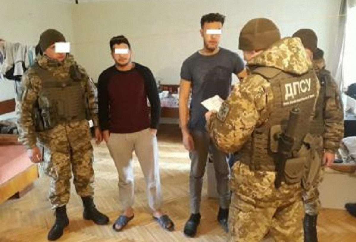 Львівські прикордонники затримали марокканців і суданця, які хотіли потрапити до ЄС