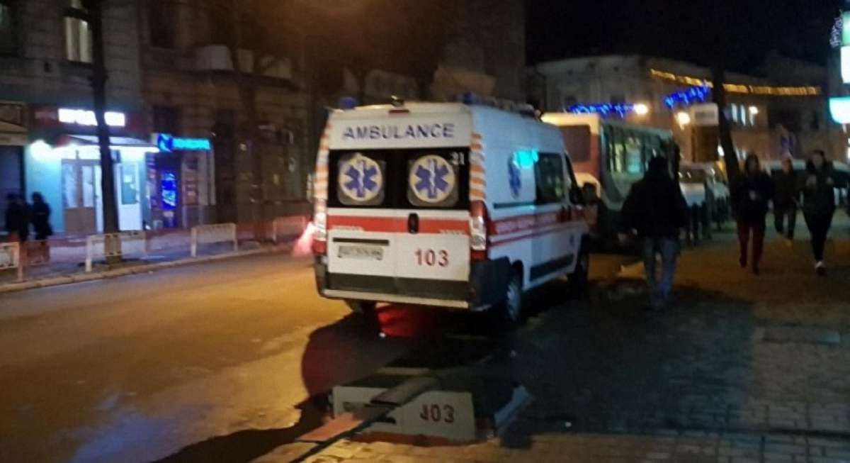 В Івано-Франківську четверо дітей разом з мамою і татом вчаділи у квартирі