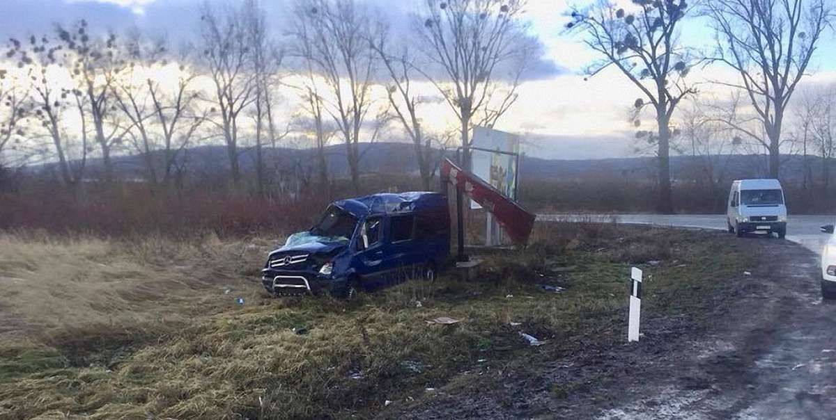 На Львівщині перекинувся мікроавтобус, постраждало 8 людей