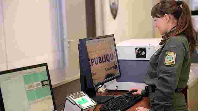 В Україні запровадили біометричний контроль для іноземних громадян