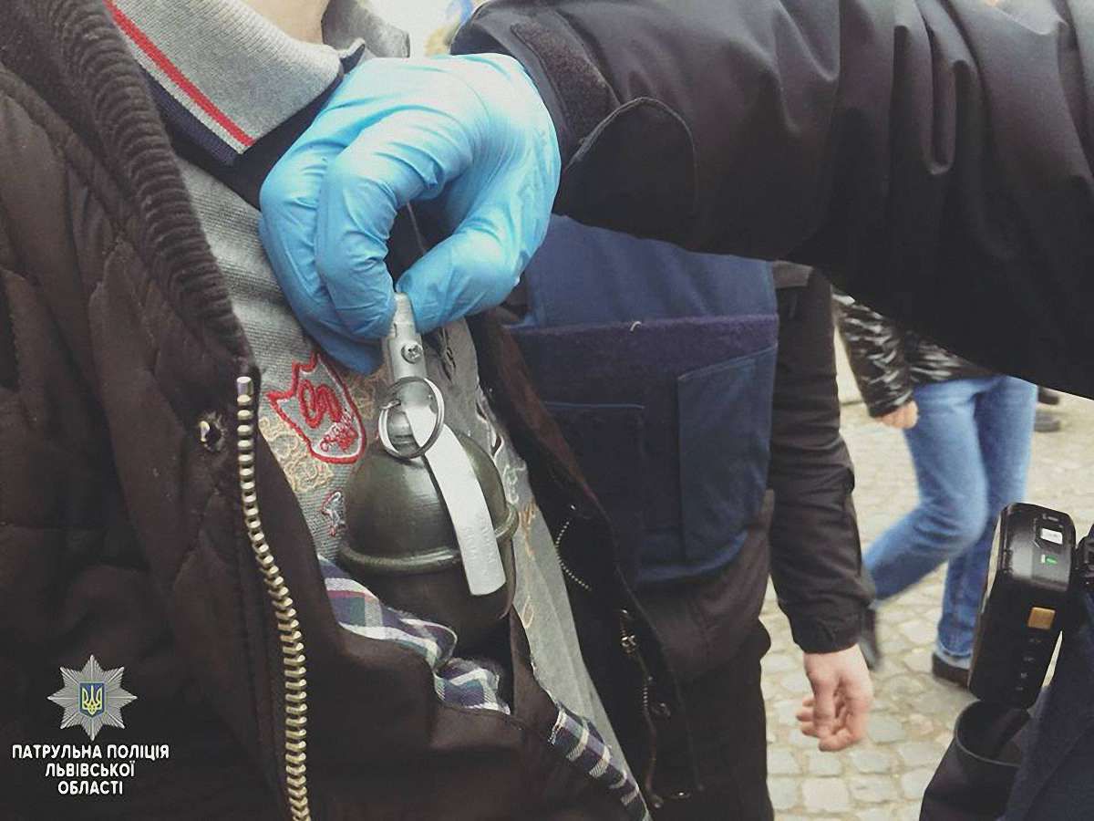 Відвідувачам кафе у центрі Львова киянин погрожував несправжніми гранатами