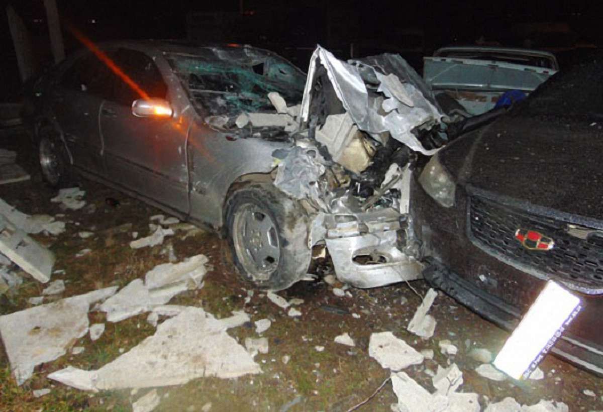 У Рівному водій Mercedes розбив 25 припаркованих автомобілів