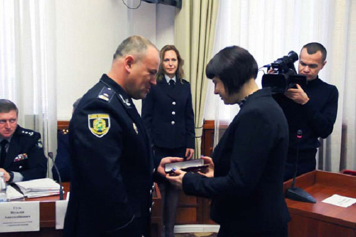 Працівниць «Укрпошти» нагородили за допомогу у звільненні заручників у Харкові