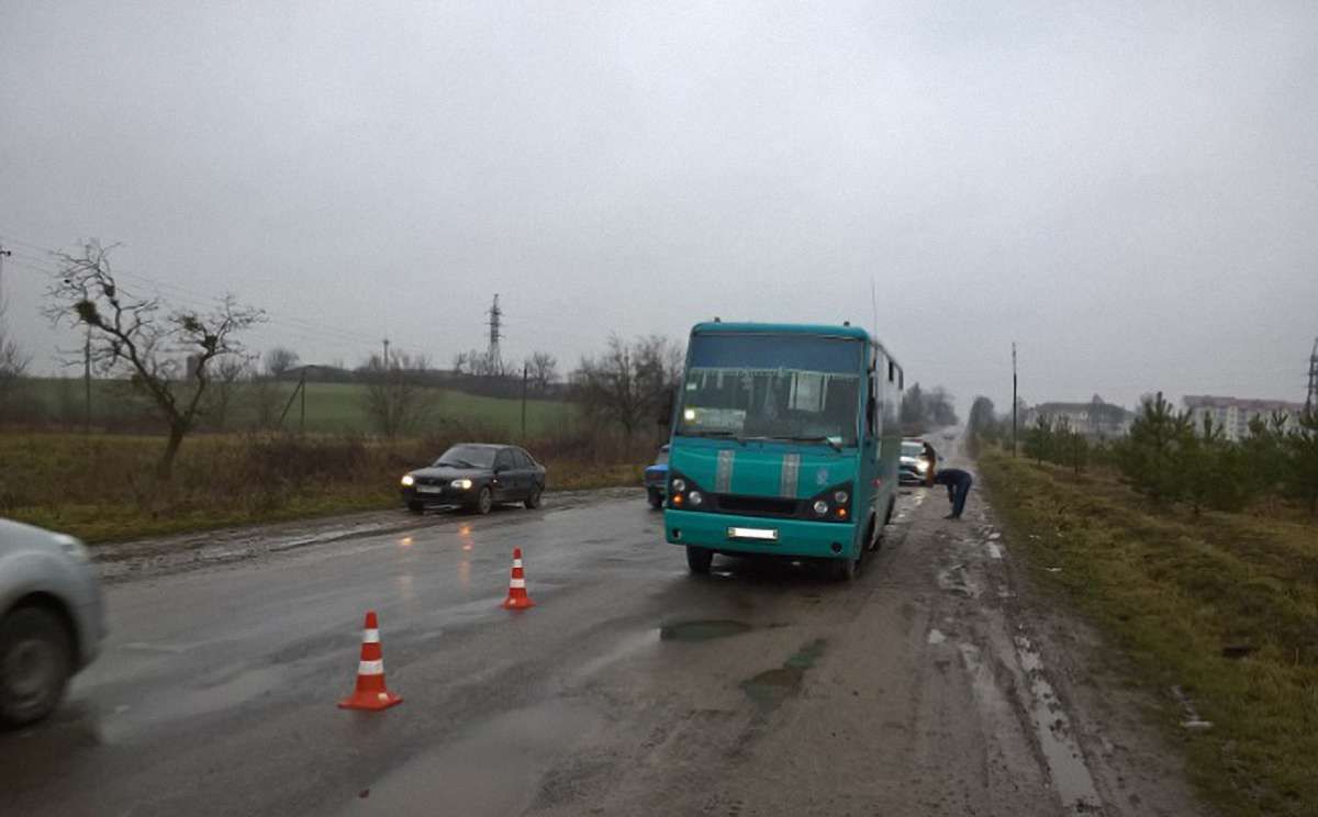 У Золочеві маршрутка на смерть збила 49-річного пішохода