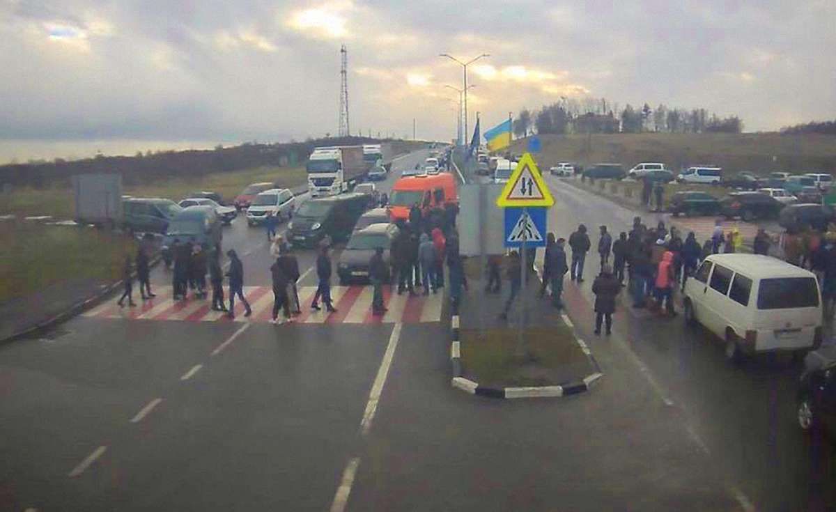 На Львівщині мітингувальники погрожують заблокувати всі пункти пропуску