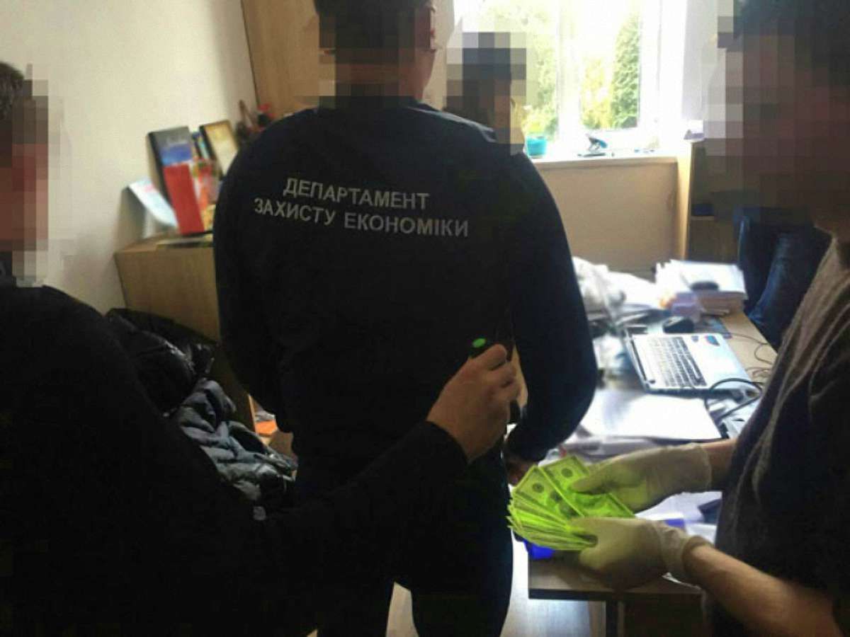 Заступника мера одного із міст на Львівщині затримали на хабарі у тисячу доларів