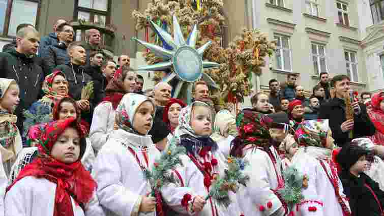 В переддень Різдва у Львові встановили триметрового Дідуха