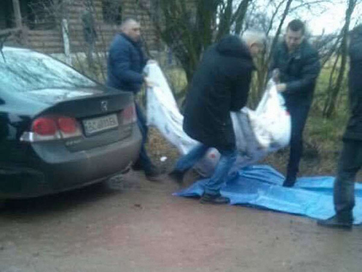 Біля Львова виявили мертвого чоловіка у салоні його ж автомобіля