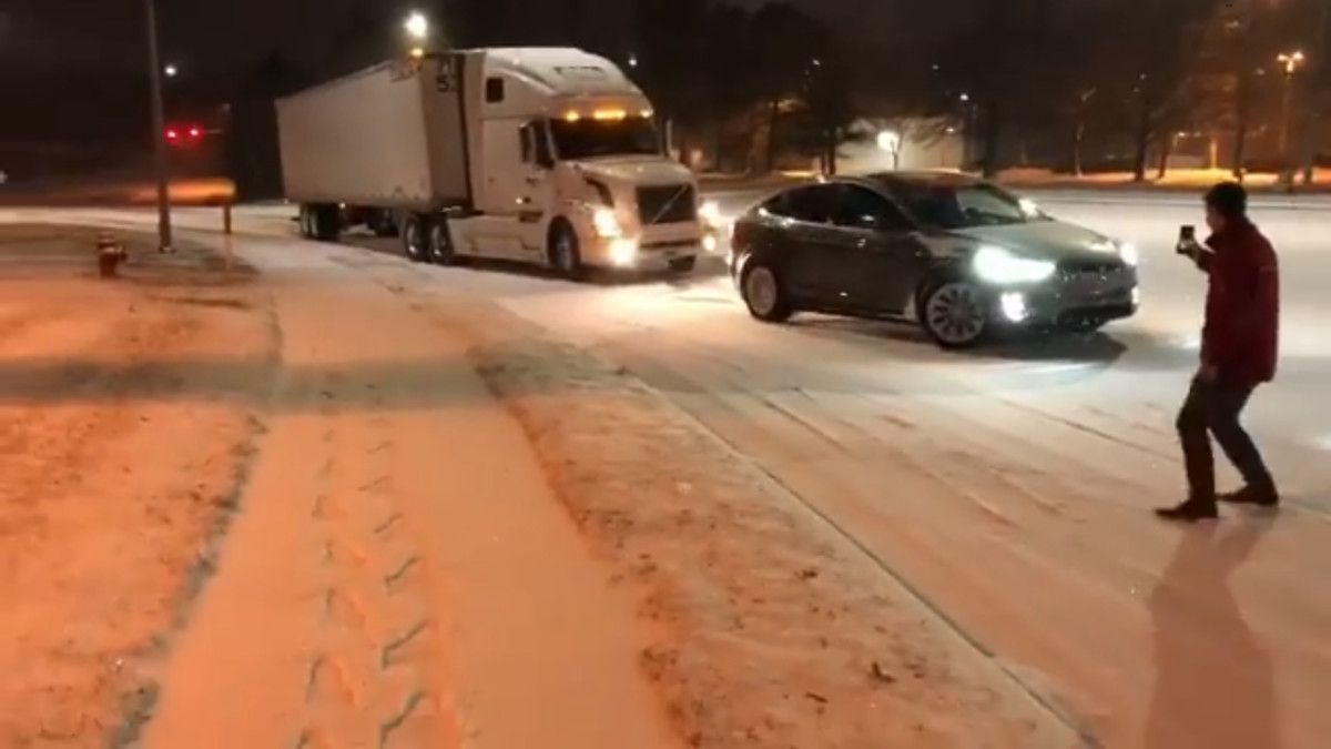 Електромобіль Tesla спромігся витягнути з снігового замету великогабаритну дизельну вантажівку
