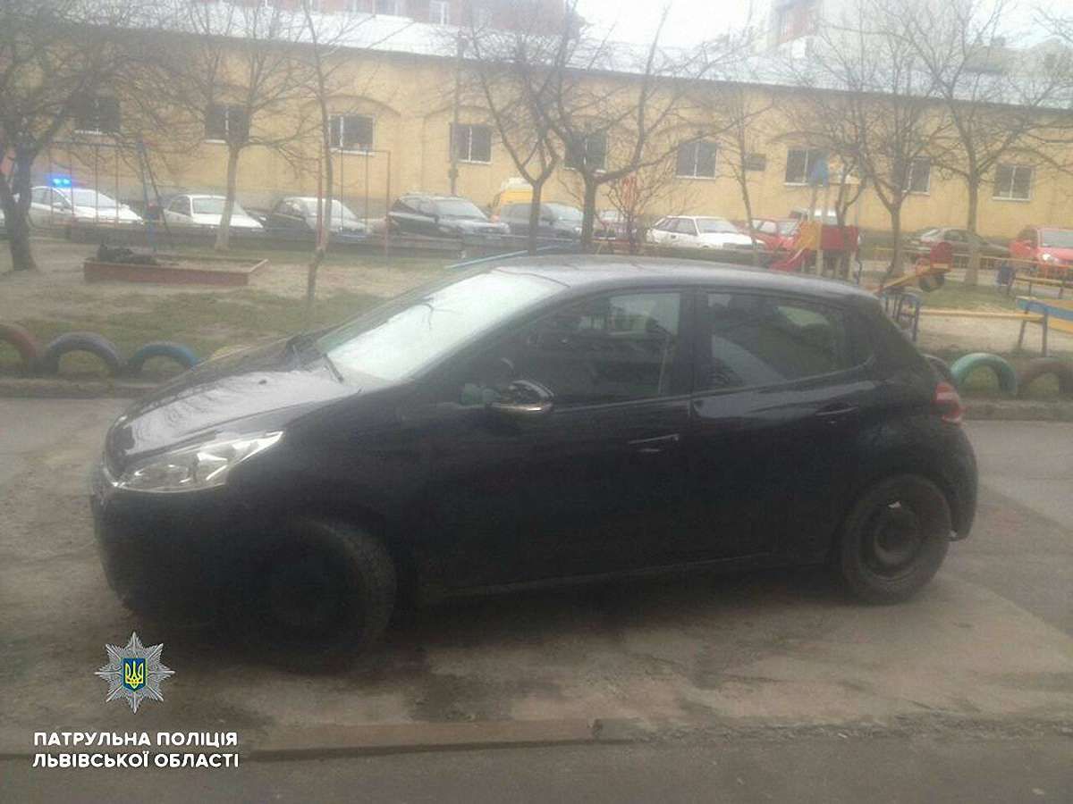 У Львові водійка провезла патрульного на капоті півкілометра