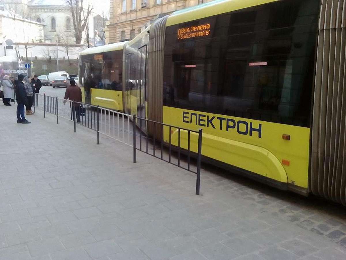 У Львові зійшов з рейок найбільший трамвай