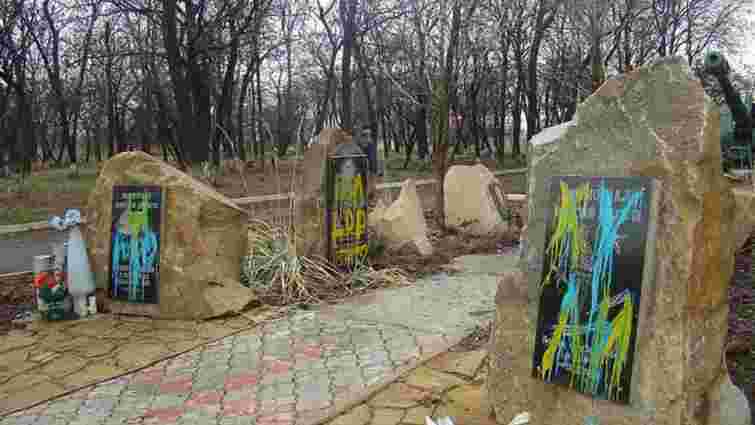 В окупованому Перевальську невідомі залили фарбою пам'ятники загиблим бойовикам «ЛНР»