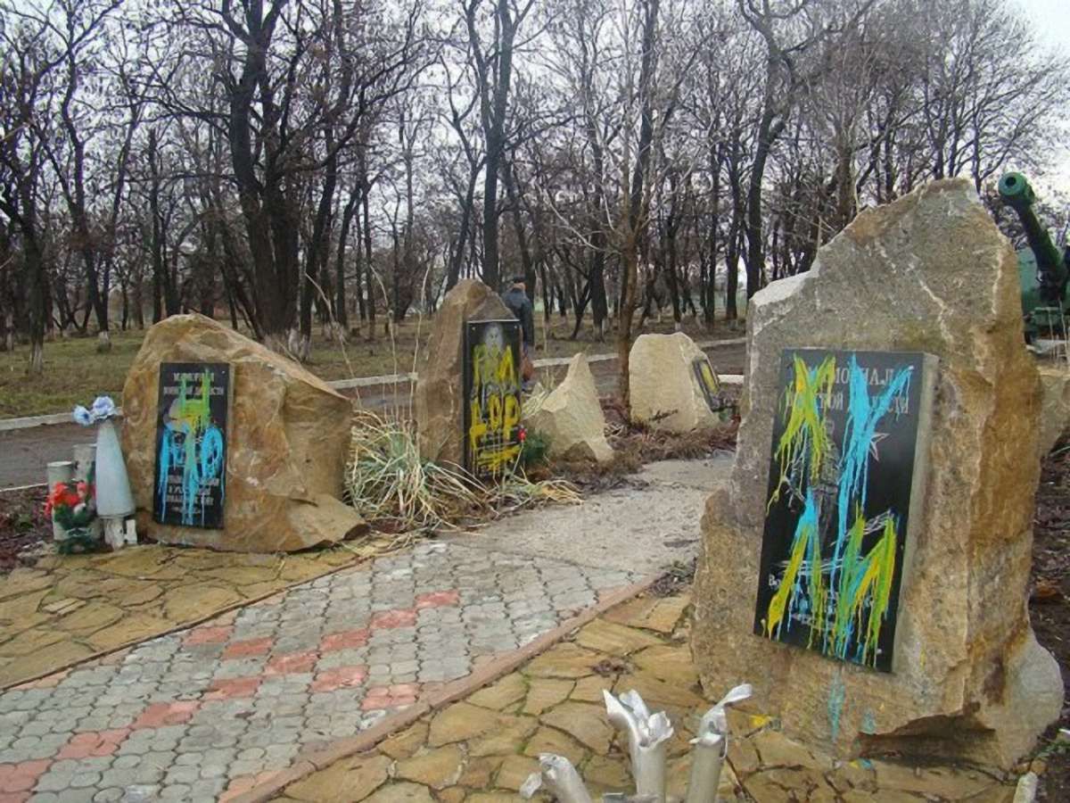 В окупованому Перевальську невідомі залили фарбою пам'ятники загиблим бойовикам «ЛНР»