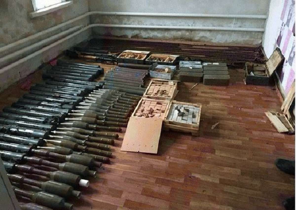 На Луганщині поліція вилучила у літньої жінки арсенал зброї