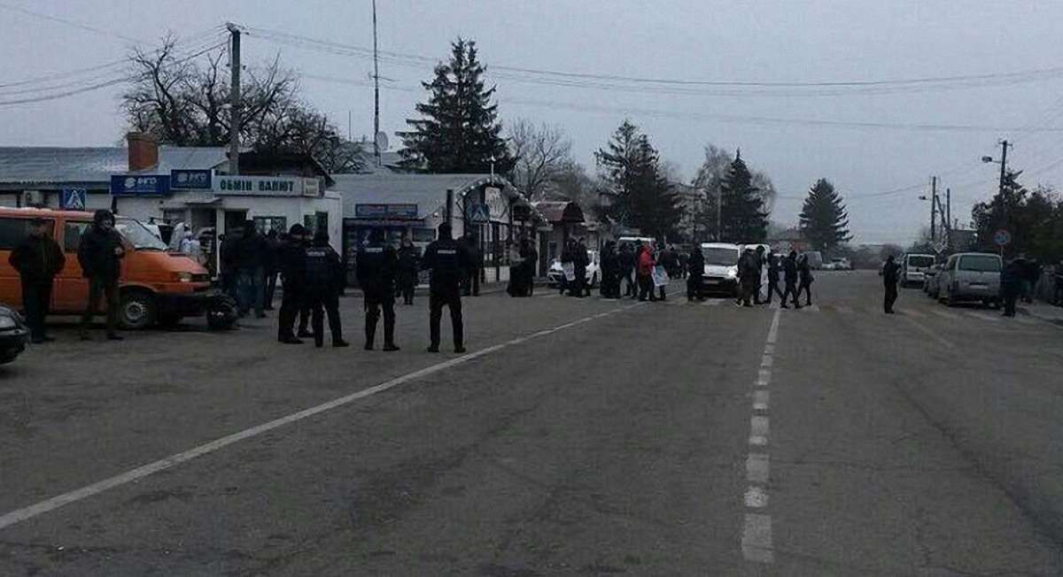 Протестувальники перекрили дорогу до пункту пропуску «Краковець–Корчова»
