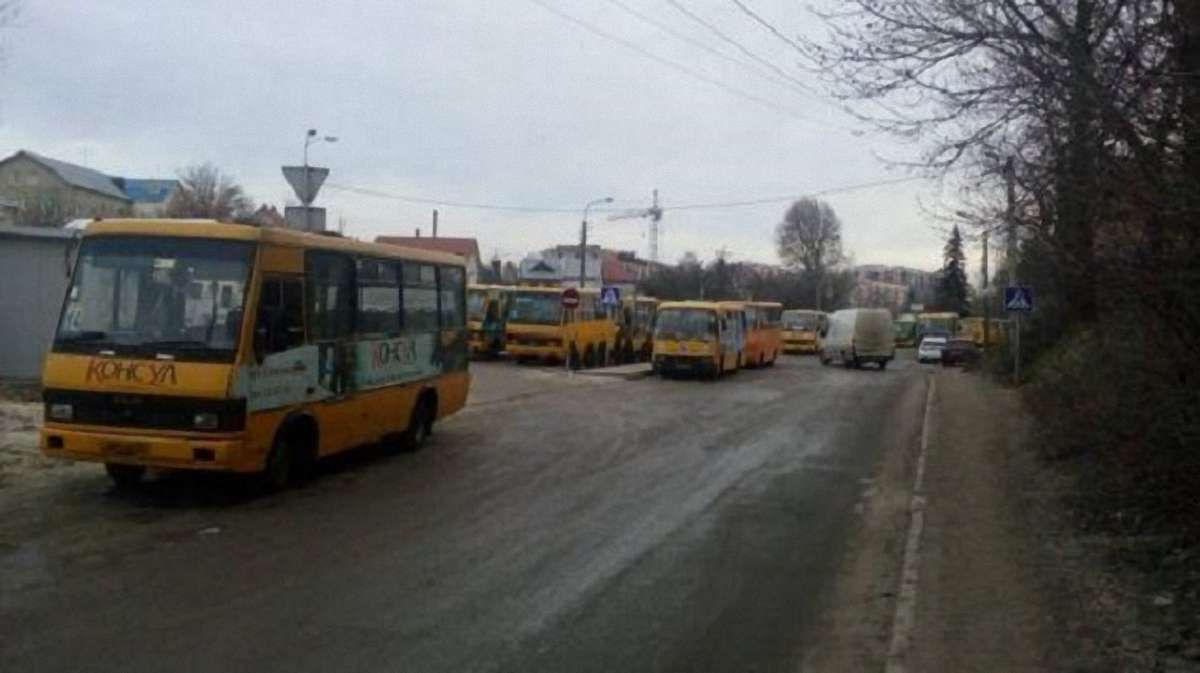 У Тернополі водії маршруток страйкують через запровадження електронної оплати за проїзд