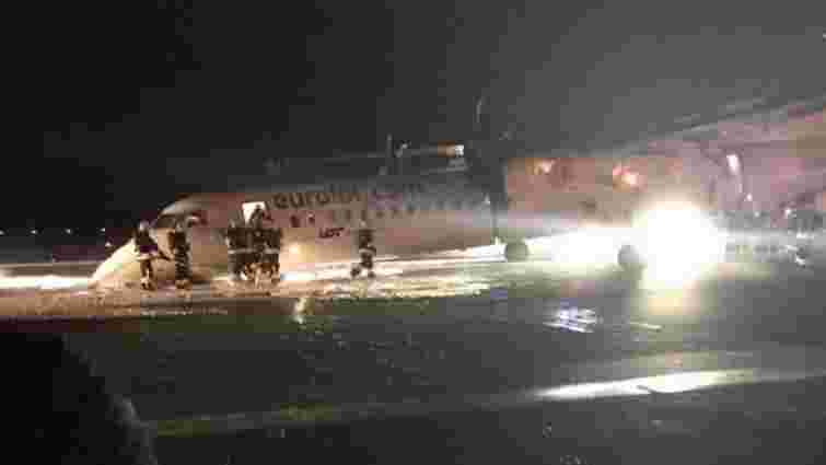 У Польщі пасажирський літак здійснив аварійну посадку без переднього шасі