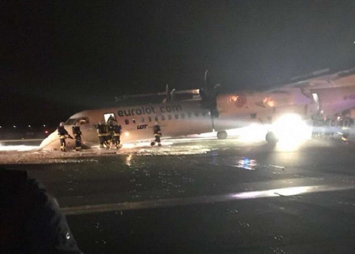 У Польщі пасажирський літак здійснив аварійну посадку без переднього шасі