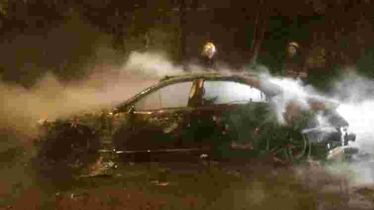 Вночі у Львові згорів автомобіль Mercedes-Benz
