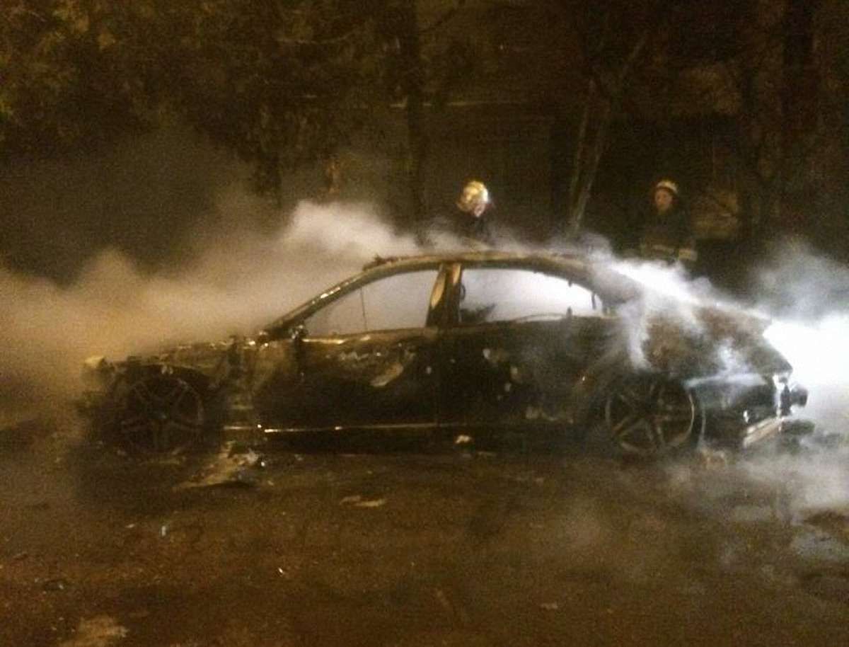 Вночі у Львові згорів автомобіль Mercedes-Benz
