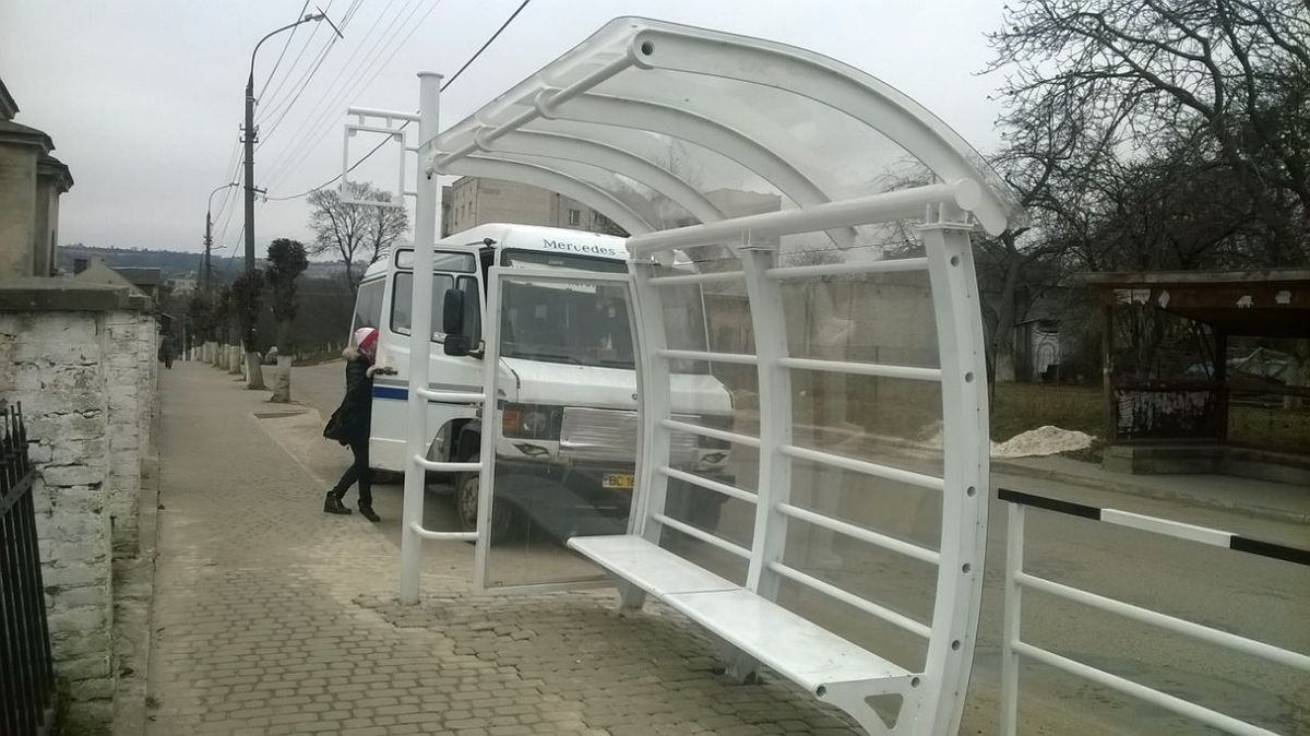 У Золочеві зупинку громадського транспорту встановили задом наперед