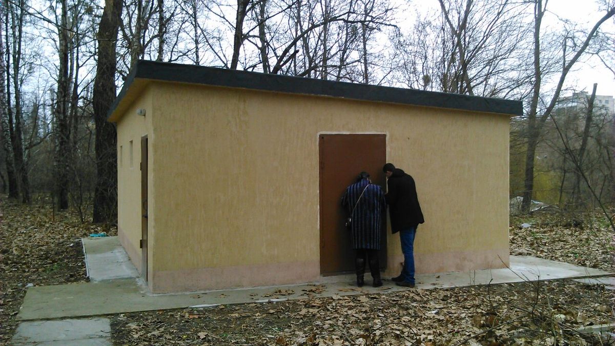 У Києві чоловік і жінка намагалися пограбувати громадський туалет в парку