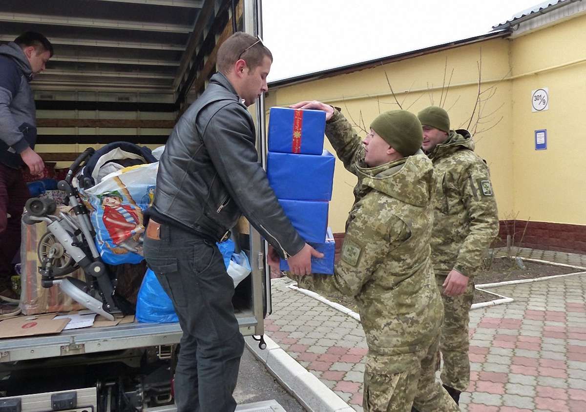 Польські волонтери передали подарунки для понад 2 тис. дітей учасників АТО
