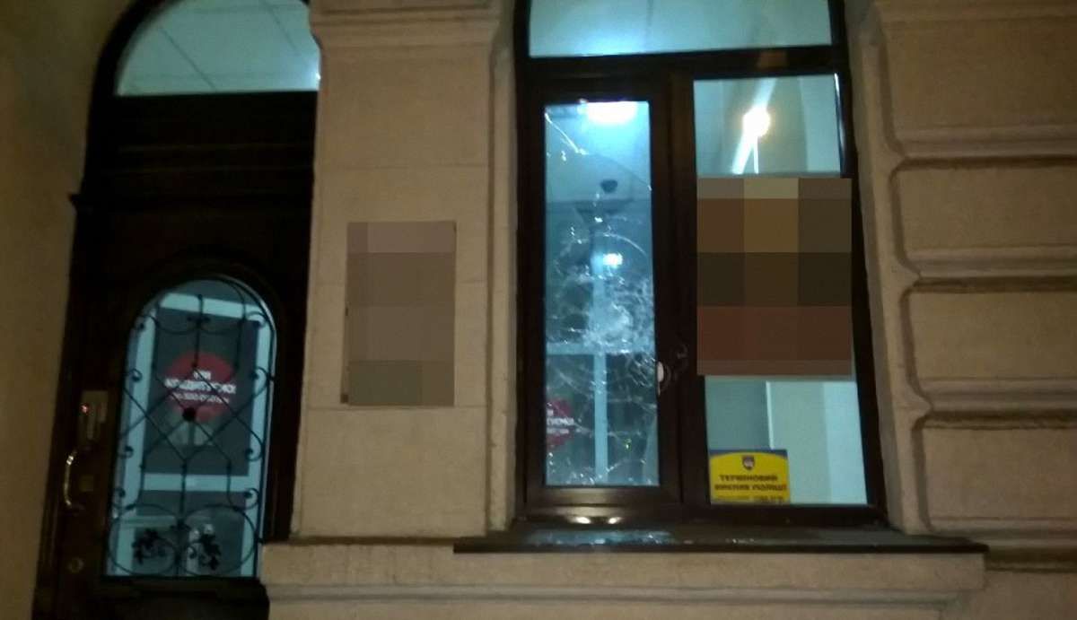 Патрульні затримали вандалів, які розмалювали фасад відділення «Укрсоцбанку»  у Львові